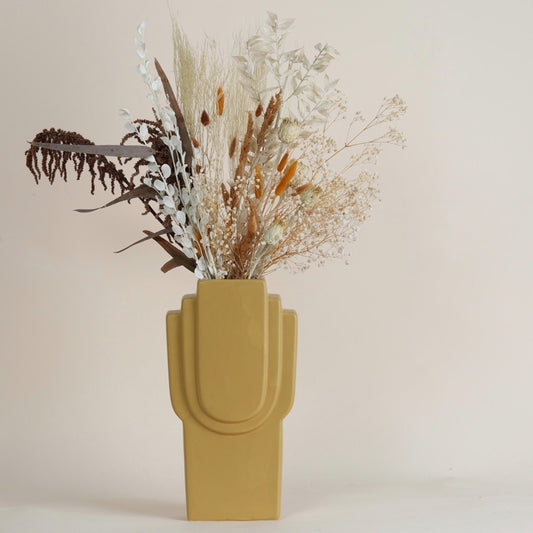 مزهرية صفراء مع ورد مجفف