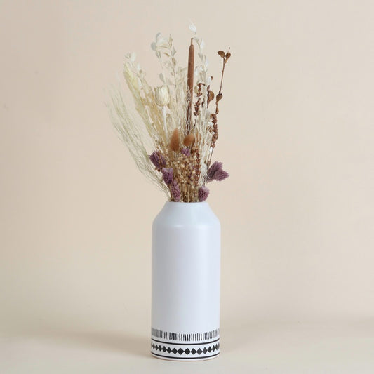 مزهرية مع ورد مجفف