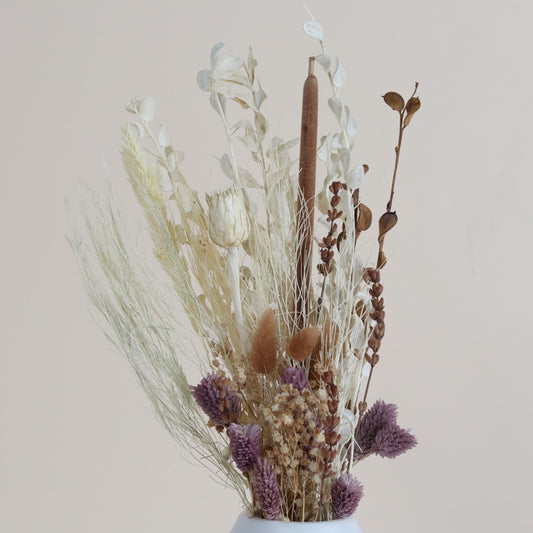 مزهرية مع ورد مجفف