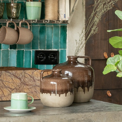 مزهرية شكل إبريق بني وبيج