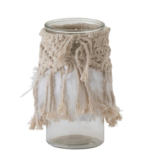 مزهرية زجاج شفاف مزينة بمكراميه وريش أبيض